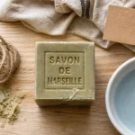 Savon de Marseille : bienfaits pour peau sensible, eau tiède et étiquette