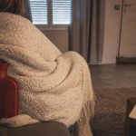 Comment chauffer une maison sans chauffage : bouillotte et isolation, chaleur conservée